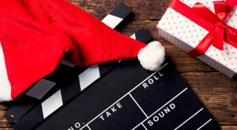 Weihnachtsmütze auf einer Regie-Klappe