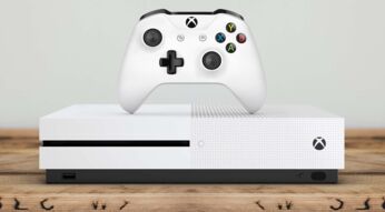 Xbox One und Controller in der Farbe Weiß.
