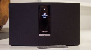Der aufgestellte Lautsprecher Bose SoundTouch 30.