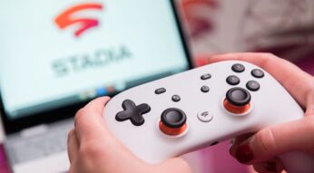 Frau hält Google-Stadia-Controller mit Google-Assistant-Button in der Hand.