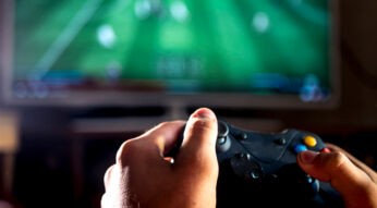 Mit dem Gamepad vor dem TV