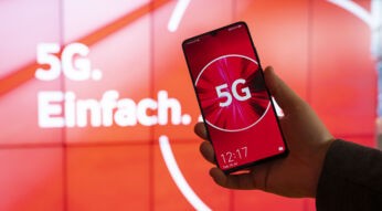 Smartphone, das mit der 5G-Netzkarte zeigt, wo das Netz der Zukunft verfügbar ist