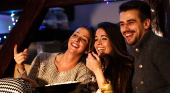 Freunde schauen Filme, die jedes Jahr an Silvester laufen.