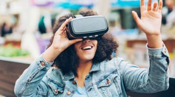 Frau mit Virtual-Reality-Brille hat Spaß