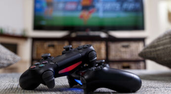 Konsolen-Controller vor TV auf dem Gaming-Highlights für die Play Station 4 gespielt werden