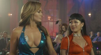 Ramona (Jennifer Lopez) und Stripperkollegin Destiny (Conctance Wu) nebeneinander leicht bekleidet in einem Club.