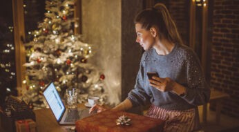 Eine Frau sitzt am Laptop umWeihnachtsgeschenke zu tauschen