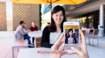 Junge Frauen nutzen die besten Apps für Sehbinderte auf dem Smartphone