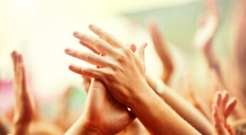 Hände, die mit Grip Beats Musik machen