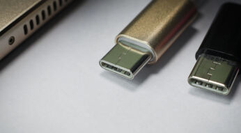 Zwei USB-C-Stecker und ein Laptop