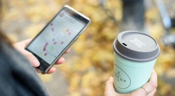 Ein Mehrwegbecher der Firma Recup