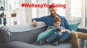 vater-und-sohn-am-tablet---die-besten-apps-gegen-langeweile-fuer-kinder-wekeepyougoing