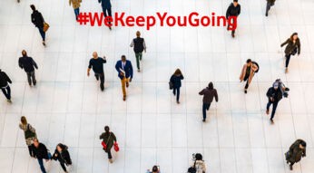 Menschen, die sich auf Abstand auf der Straße bewegen, aus der Vogelperspektive aufgenommen.