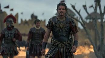 In diesem Szenenbild von Gladiator II sieht man Pedro Pascal mit einer Gruppe von Männern im Hintergrund.