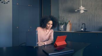 Eine Frau richtet ihr GigaNetz ein