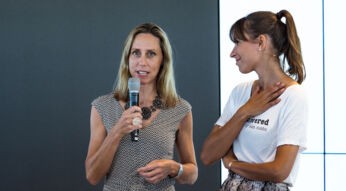 Vodafone Personal-Chefin Bettina Karsch spricht bei einem Event des Female Clubs nushu, neben ihr ein Teammitglied von nushu