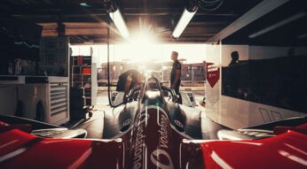 Der Porsche 99X Electric wird vor dem Rennen getankt. Im Hintergrund steht Porsche-Pilot André Lotterer.