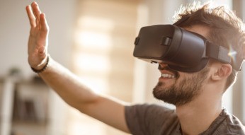 Junger Mann mit VR-Brille spielt Virtua Sonic
