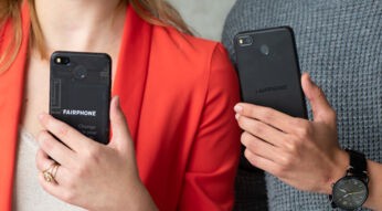 Zwei Personen halten zwei Fairphone 3+ in Händen.