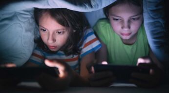 Kinder spielen auf Handhelden Konsole