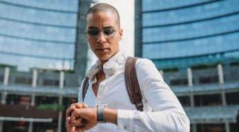 Mann liest WhatsApp-Nachricht auf der Apple Watch.