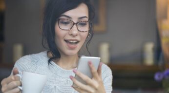 Frau schaut auf ihr Samsung-Handy.