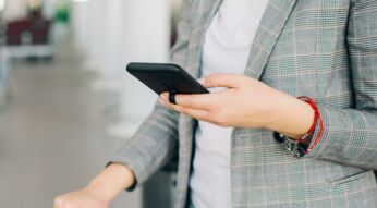 Frau verwendet Touch-ID am iPhone.