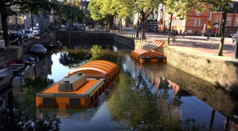 Eine 3D-Simulation des autonom fahrenden Roboter-Boots "Roboat" schwimmt in einer Gracht in Amsterdam.