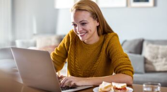 Frau erstellt am Laptop einen Youtube-Account ohne Google-Mailadresse.