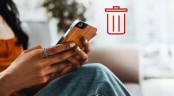 Frau bedient Smartphone, Symbolbild mit Papierkorb-Emoji