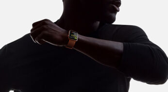 Mann trägt Apple Watch 3 an linkem Handgelenk