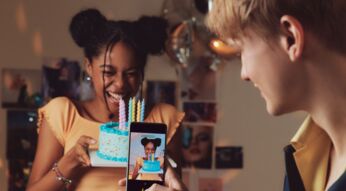 Junge macht Foto mit einem Mittelklasse-Smartphone.