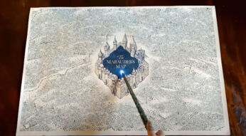 Auf einem Blatt Papier wird per Augmented Reality mit einem Zauberstab die Karte des Rumtreibers aus Harry Potter nachgeahmt.