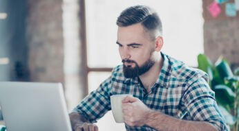 Mann arbeitet am Laptop