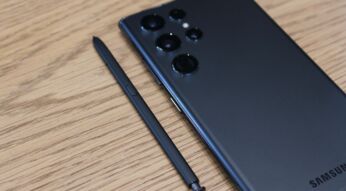 Das Galaxy S22 Ultra mit S Pen.