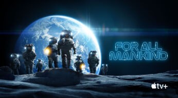 Mehrere Astronauten laufen über den Mond, im Hintergrund sieht man die Erde.