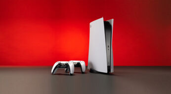 Eine Playstation 5 mit zwei Controllern