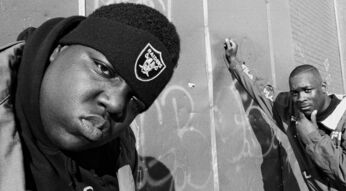 Notorious B.I.G. und DJ 50 Grand schauen in die Kamera.