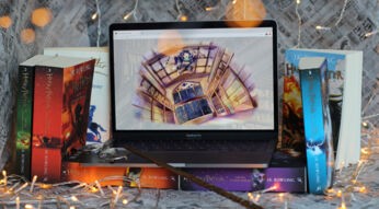 Bücher und ein Laptop, auf dem "The Hogwarts Escape" gespielt wird.