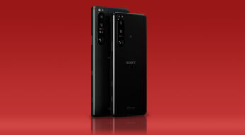 Xperia X III und Xperia 5 III von hinten vor rotem Hintergrund