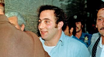 Sons of Sam: David Berkowitz wird von Polizisten abgeführt