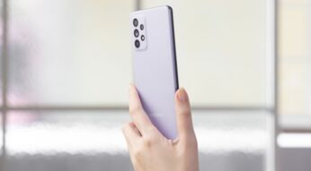 Samsung Galaxy A52 in Violett.