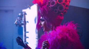 Drag-Queen Alyssa Edwards/Justin Johnson in einem pinken Kostüm.