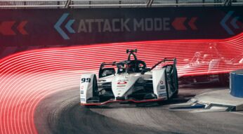 Ein Porsche-Rennwagen mit Vodafone-Logo befährt eine Rennstrecke der Formel E.