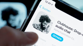 Daumen über iPhone-Display mit Clubhouse-App