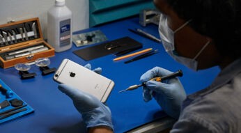 iPhone wird von Spezialisten repariert