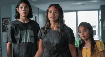 Lucius Hoyos, Gina Rodriguez und Ariana Greenblatt in Awake.