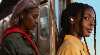 Links die Apple AirPods Pro, rechts die Beats Studio Buds