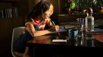 Frau zeichnet auf dem iPad.