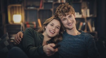 Ein Paar schaut gemeinsam Vodafone TV